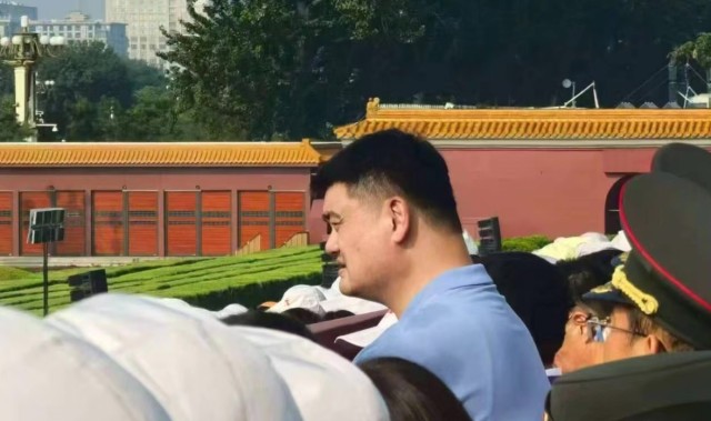 好博体育-无上荣耀！姚明参加九三阅兵仪式太显眼 卸下重负他笑容多许多